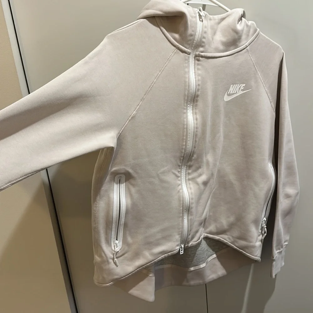 Nike Women's Sweatshirt in Light Gray - Picture 2 of 6